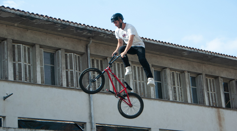 Champions de BMX et VTT à Éclairage public